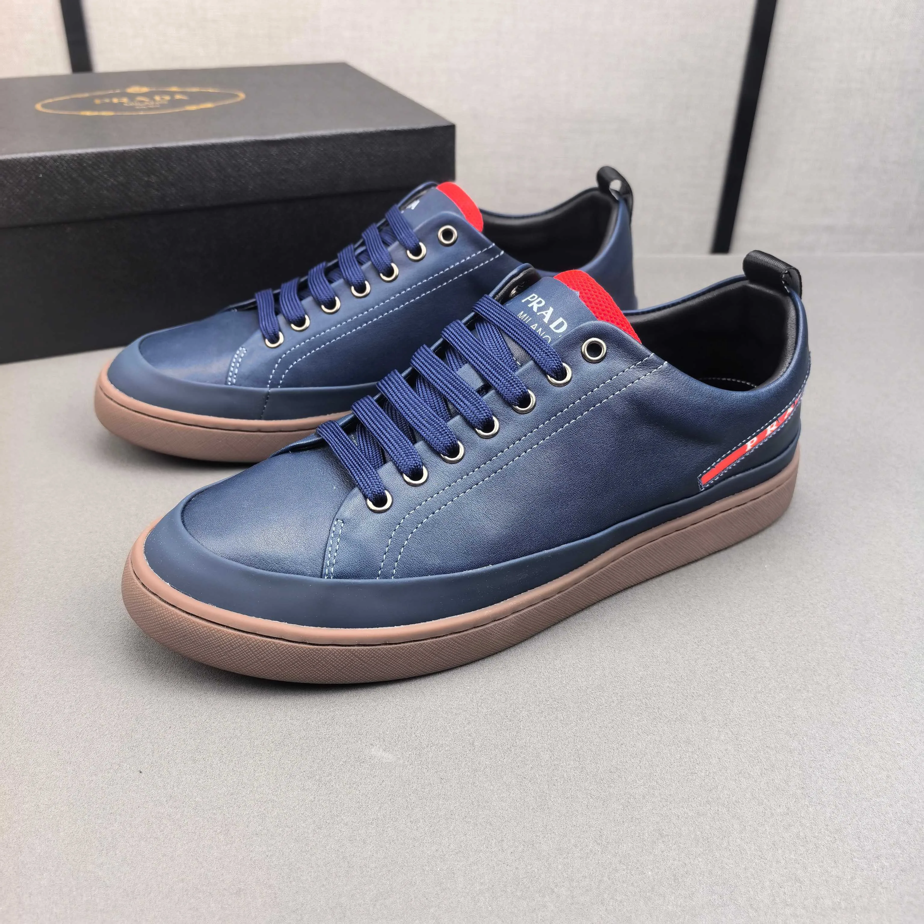 PP400👟👟👟Prada set off the audience! Prada, an international brand that is constantly innovating, this men's casual shoe, the original version, made of cowhide leather at a ratio of one to one at the store, with leather feet and rubber non-slip outsole, breathable and comfortable, quality speaks for itself👄38-44